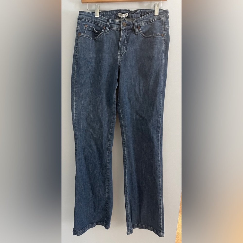 Classic Lee Jeans Women's Size 8 short, low rise Medium Wash Everyday denim
